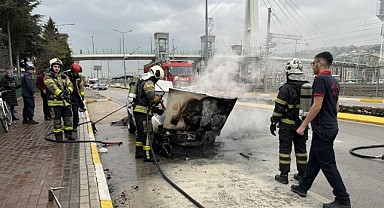 Seyir halindeki otomobil cayır cayır yandı