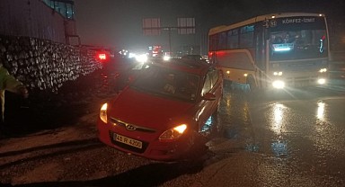 Seyir halindeki otomobil çukura düştü!