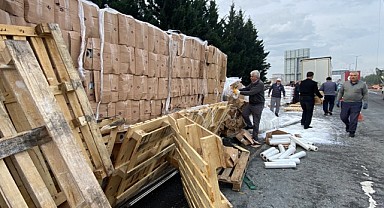 TEM'de kaza! Plastik hammadde yüklü tır devrildi