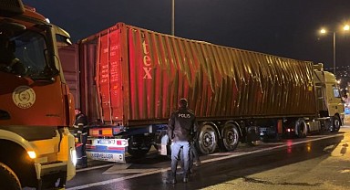 Tırın dorsesi patladı! İtfaiye eri yaralandı