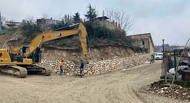 Wilcynski Caddesi’ne taş duvar yapılıyor
