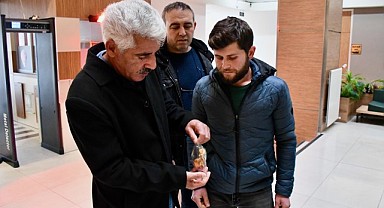 Yol kenarında poşet dolusu altın buldu! Sahibine teslim etti