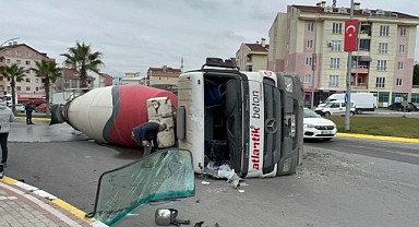 Beton mikseri devrildi! Sürücü yaralandı