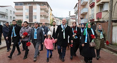 Bıyık, Darıcalı vatandaşlara karanfil dağıttı