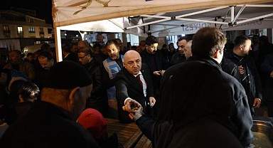 Bıyık, depremde hayatını kaybedenler için lokma dağıttı