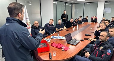 Büyükşehir İtfaiyesi’ne elektrikli araç yangın eğitimi verildi