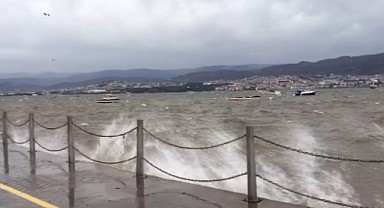 İzmit Körfezi'nde fırtına