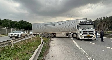 Kayan Tır, bariyere çarparak durdu!