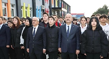 Özyiğit ve Büyükgöz, bayrak töreninde öğrencilerle buluştu