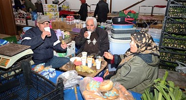 Pazarcılar, çorba ikramıyla güne güzel başladı