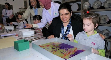 Selda Yavuz, öğrencilerle ebru sanatı yaptı