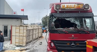 Taş yüklü kamyon güvenlik binasına çarptı!