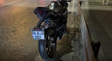 Alkollü motosikletli, otomobile çarptı!
