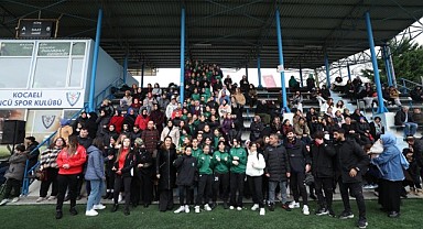 Anneler ve kızları futbol oynadı! Kazanan dostluk oldu