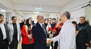 Beyaz önlüklü kahramanlara 50 bin adet çiçek dağıttılar
