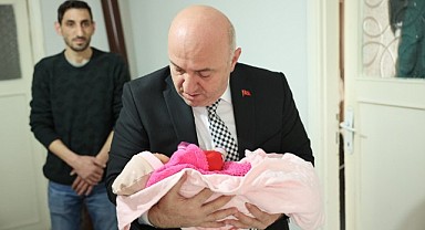 Bıyık, yeni doğan bebeğin kulağına ezan okudu