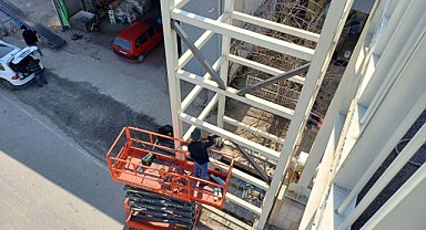 D-100 üzerindeki üstgeçitte asansör kulesi yapılıyor