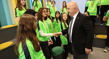 Darıca’nın gururları halk oyunlarında birinci oldu