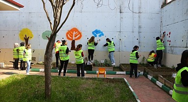 Gönüllüler, anaokulunun duvarlarını rengarenk boyadı