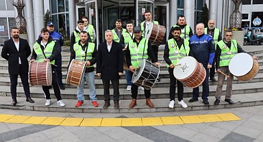 Kimlikleri olmayan davul çalamayacak!