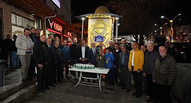 Namazdan çıkan Darıcalılara şerbet ikram ediliyor