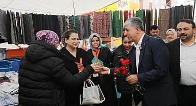 Ömeroğlu, Dilovalılara karanfil dağıttı