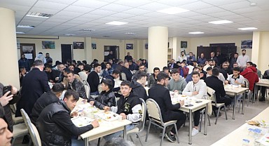 Ömeroğlu, gençlik sofrasında gençlerin sorularını cevapladı