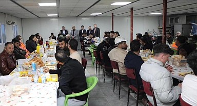 Ömeroğlu, iftarını TOKİ emekçileriyle açtı