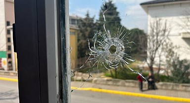 Oto galeriyi kurşun yağdırdılar!