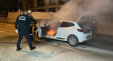 Seyir halindeki otomobil alevlere teslim oldu