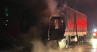 Seyir halindeki tır alev alev yandı!