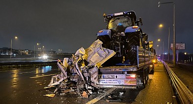 Tıra çarpan panelvan ortadan ikiye bölündü!