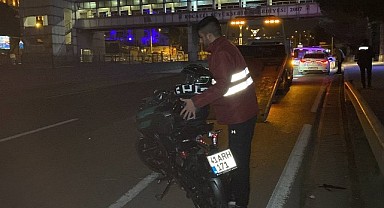 Üst geçidi kullanmayan 3 kişiye motosiklet çarptı!