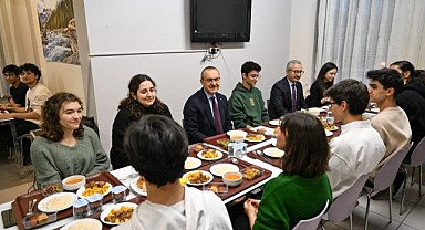 Vali Yavuz, iftarı öğrencilerle açtı