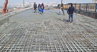 Yeni köprüye döşeme betonu döküldü!