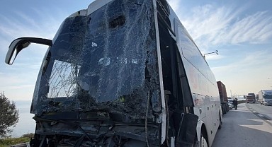 Yolcu otobüsü tırla çarpıştı! 9 kişi yaralandı