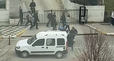 Yolunu kestikleri motosikletliyi tekme tokat dövdüler!