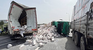 3 kamyon çarpıştı! Trafik kilitlendi