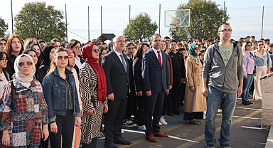 Bıyık, bayrak töreninde öğrencilerle bir araya geldi
