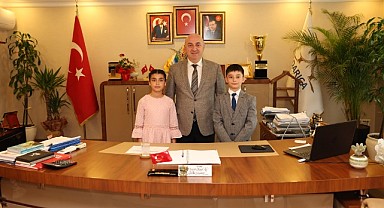 Bıyık koltuğunu çocuklara bıraktı