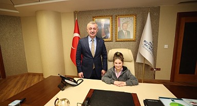 Büyükakın koltuğu Sahra Zeynep’e bıraktı