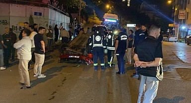 Hâkimiyetini kaybeden otomobil bariyere çarptı!