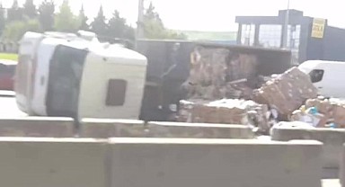 Karton yüklü tır devrildi! Trafik kitlendi