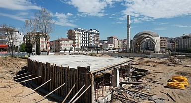 Kent meydanında çalışmalar sürüyor