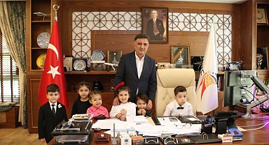Mantar koltuğunu bir günlüğüne çocuklara bıraktı
