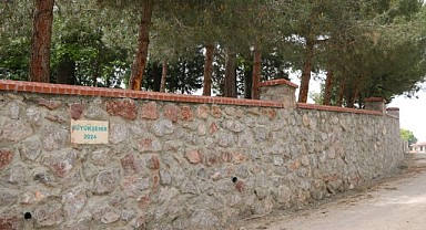 Mezarlıklara taş duvar ve tel çit yapılıyor