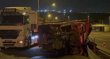 Odun yüklü kamyon bariyere çarptı! Sürücü yaralandı