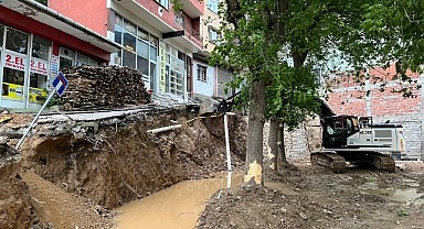 Onarılan istinat duvarının diğer bölümü çöktü!