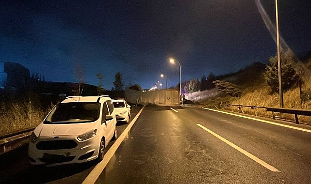 Çayırova'da tır devrildi! Sürücü yaralandı