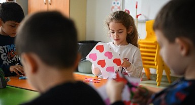 Çocuklar, çocuk kulübünde hem eğleniyor hem öğreniyor